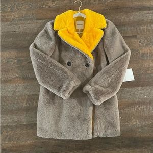 Avec les filles faux fur coat. Double breastfed size small.